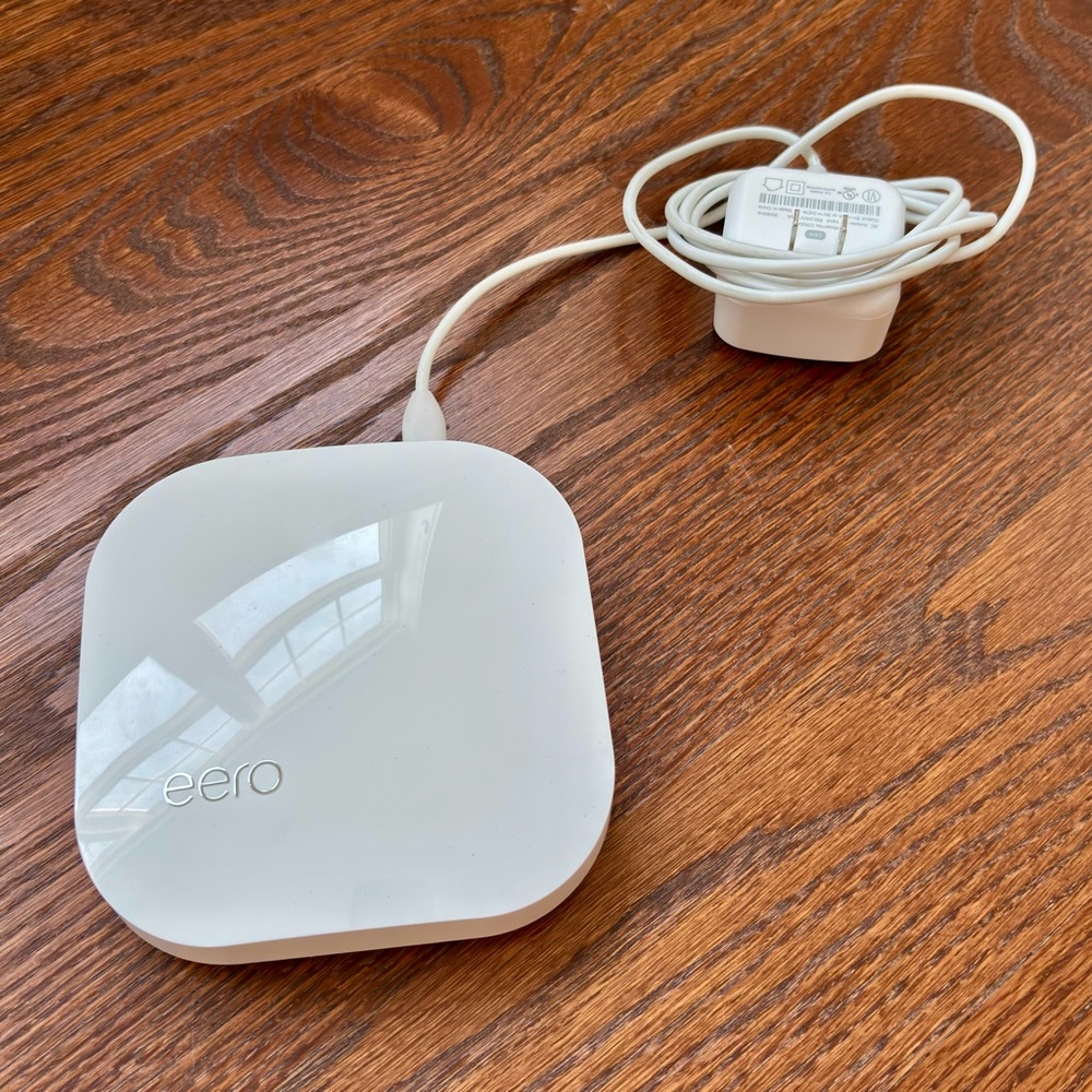 Eero White Mesh Wi-Fi Router B010001 in excellent condition